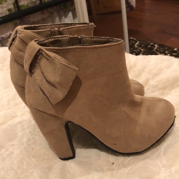 Etc Booties - Size 6/7 - $15 - Picture 4 of 7